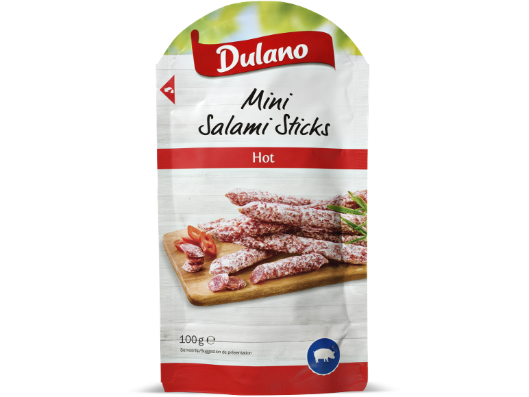 Förpackning med mini salamikorvar, 'Hot', 100g, med serveringsförslag på träskiva.