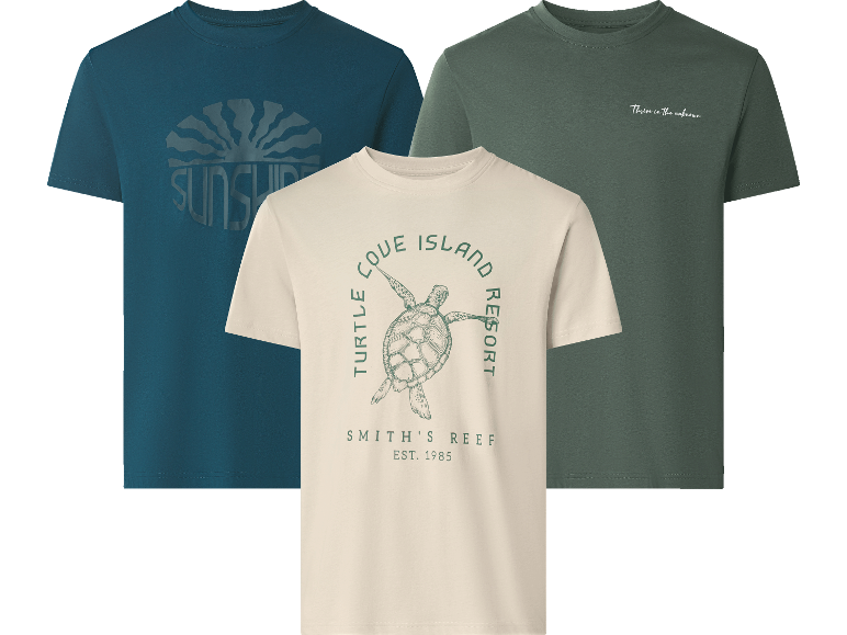 Tre bomulls-T-shirts med tryck: en krämfärgad med en sköldpadda, en blå med en sol och en grön med text.
