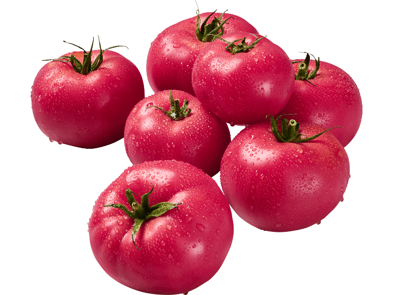 Flera färska, rosa tomater med vattendroppar mot en svart bakgrund.