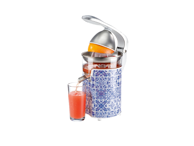 Juicemaskin med blått mönster, som häller grapefruktjuice i ett glas.