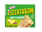 Grön förpackning med tre frysta pizzatasche Montagnard, med ost, potatis och bacon.