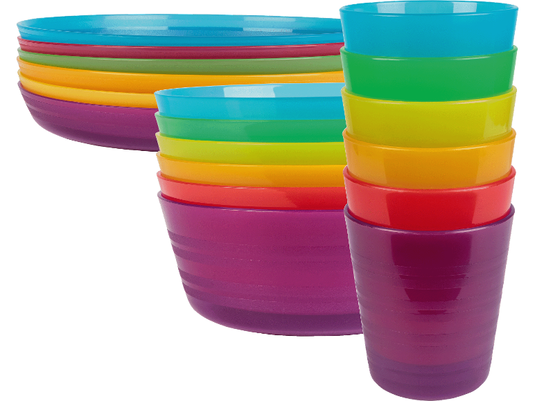 Färgstarka staplade plasttallrikar och muggar, inklusive blå, grön, gul, orange, röd och lila.