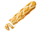 Nygräddad baguette, delvis skivad, mot svart bakgrund.