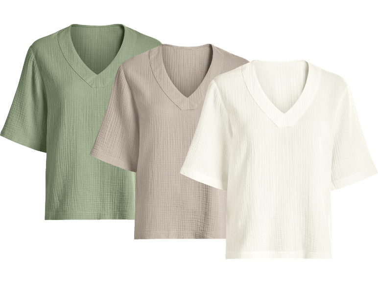 Tre kortärmade muslin-skjortor i grönt, beige och vitt.