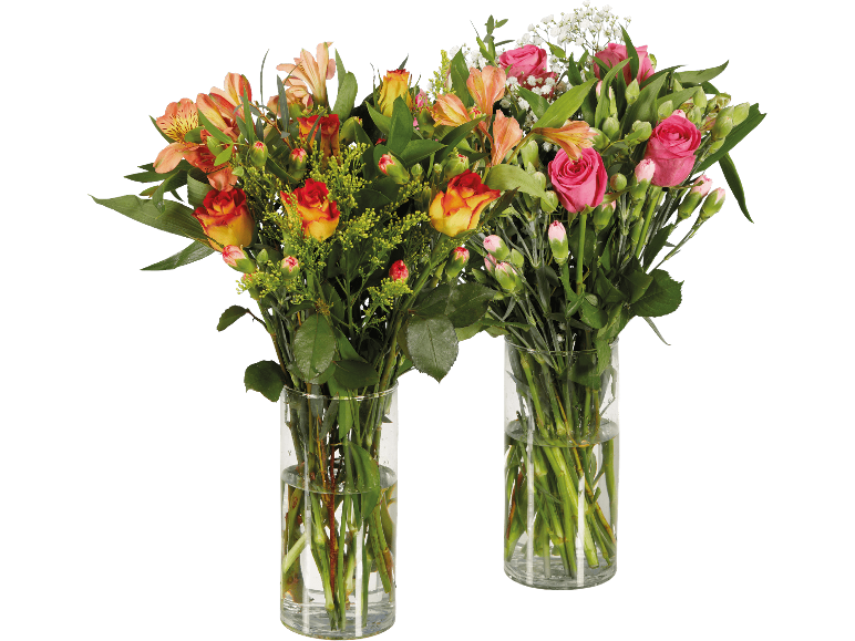 Två glasvaser med färgglada blombuketter på en svart bakgrund.