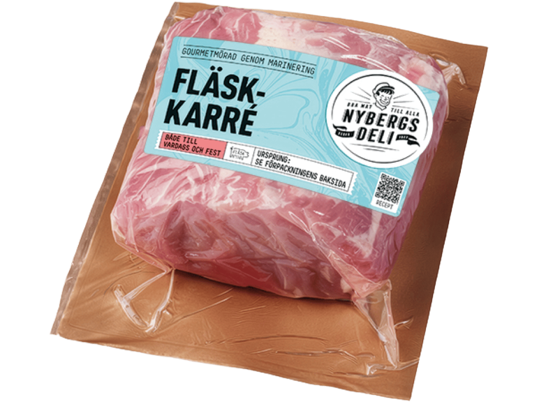 Förpackad marinerad fläskkarré, märkt 'FLÄSK-KARRÉ' med matlagningsförslag.