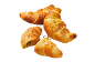 Fyra gyllene pistagecroissanter, en öppen med fyllning.