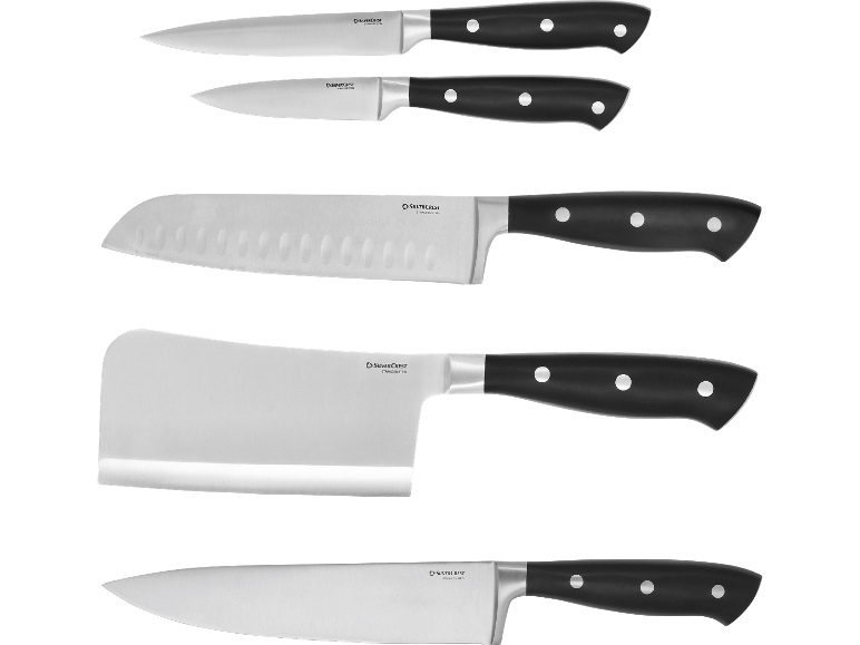 Set med fem köksknivar i rostfritt stål med svarta handtag, inklusive en köttyxa och en santokukniv.