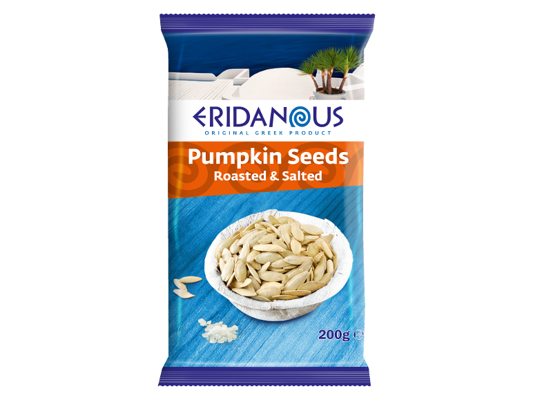 Rostade och saltade pumpafrön i en förpackning med grekiskt landskap i bakgrunden.