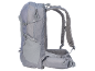 Ljusgrå vandringsryggsäck med nätpanel på ryggen och axelremmar.
