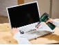 En person rengör ett laptop-tangentbord med en värmepistol och en gaffel.