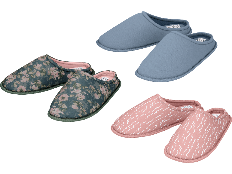 Tre par tofflor: blå, blommiga och rosa med vita prickar.