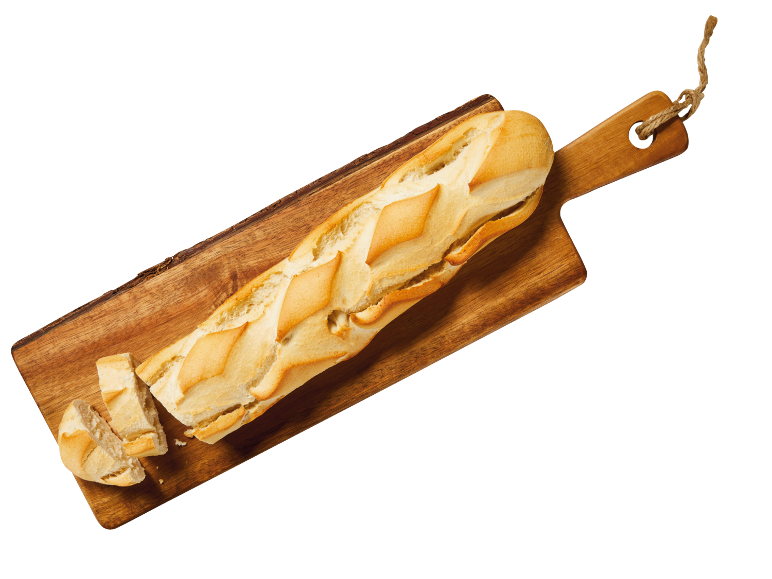 Nygräddad, delvis skivad baguette på en skärbräda i trä.