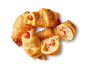 Salta croissanter med korv och sesamfrön, några halverade.