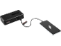 Svart powerbank laddar en smartphone via USB-C-kabel.
