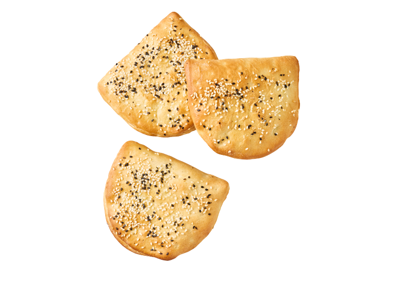 Tre gyllene bröd med vita och svarta sesamfrön.
