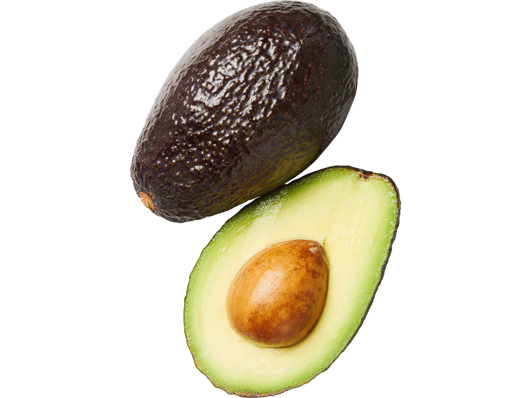 Hel avokado och halv avokado med kärna på svart bakgrund.