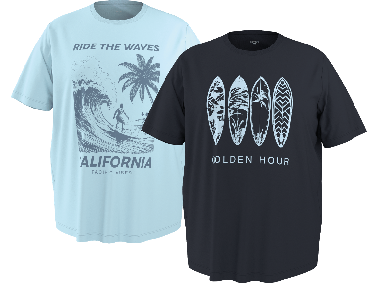 Två T-shirts: en ljusblå med 'RIDE THE WAVES CALIFORNIA PACIFIC VIBES' och en mörkblå med 'GOLDEN HOUR' och surfbrädor.