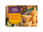 Indiska vegetariska samosas, 240g, med andra indiska rätter.
