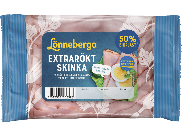 Förpackning rökt skinka med blå etikett, som anger 50% bioplast och kött från Sverige.