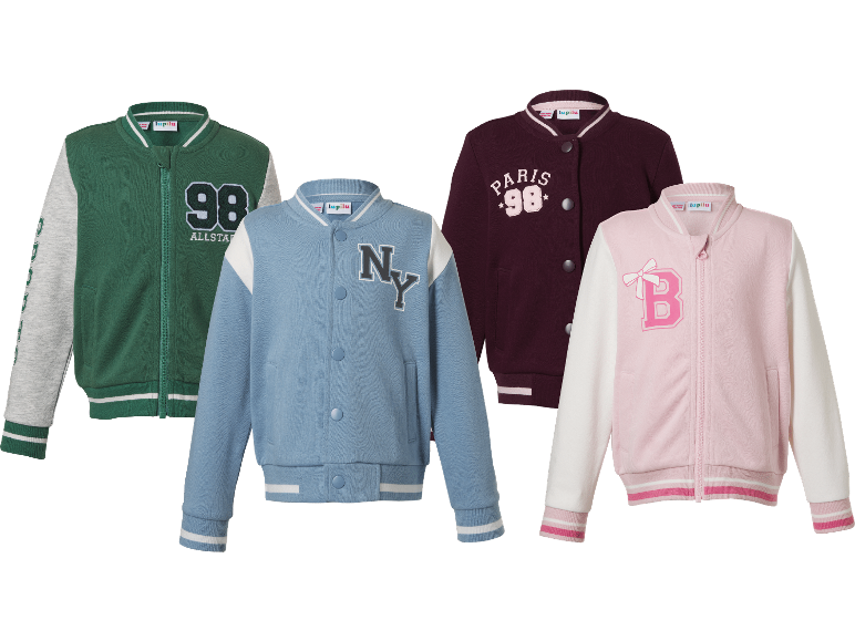 Fyra barn varsity-jackor: grön, ljusblå, vinröd och rosa.