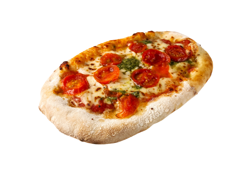 Oval pizza med tomater, ost och pesto på svart bakgrund.
