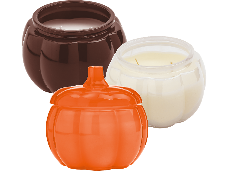 Tre pumpaformade ljus i brunt, vitt och orange, den orangea med lock.
