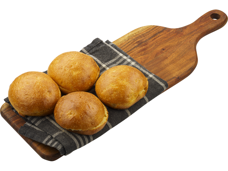 Fyra gyllene bullar på en rutig duk och en träskärbräda.