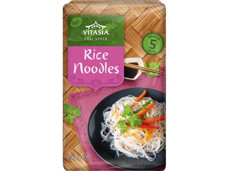 Förpackning med risnudlar i thailändsk stil, klara på 5 minuter, med en portion på tallrik.