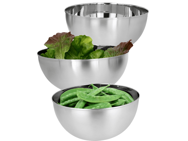 Tre skålar i rostfritt stål, två fyllda med sallad och ärtor, på svart bakgrund.