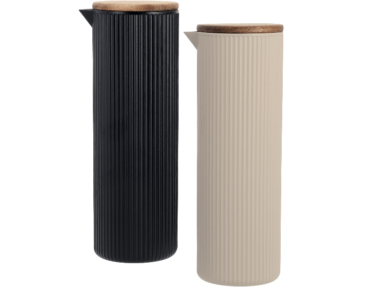 Två räfflade karaffer med trälock: en svart och en beige.