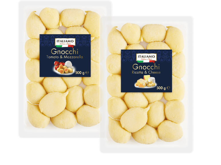 Två förpackningar gnocchi: en med tomat och mozzarella, den andra med ricotta och ost.