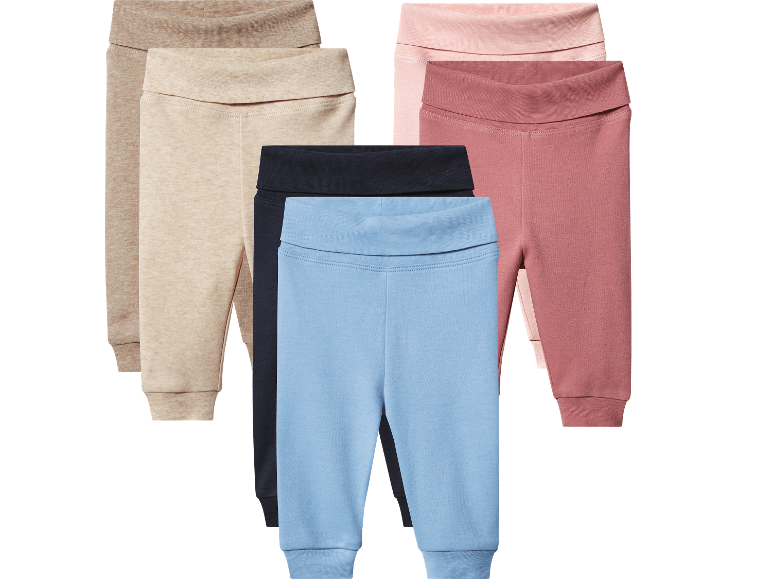 Babybyxor i olika färger: beige, rosa, blå och svart.