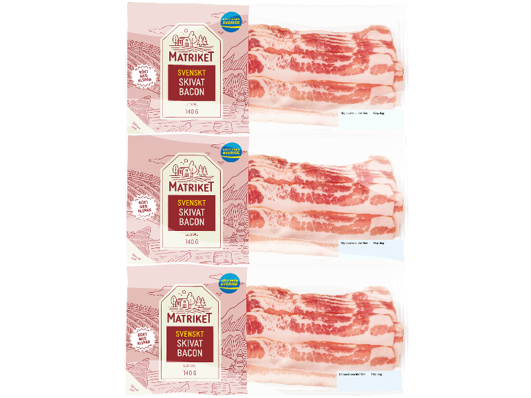 Tre förpackningar svenskt skivat rökt bacon, med text som anger vikt och bäst före-datum.