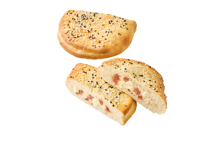 Två fyllda flatbröd, ett halverat, med sesamfrön.