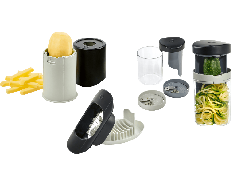 Köksredskap för att skära potatis och zucchini, inklusive en pommes frites-skärare och en spiralizer.
