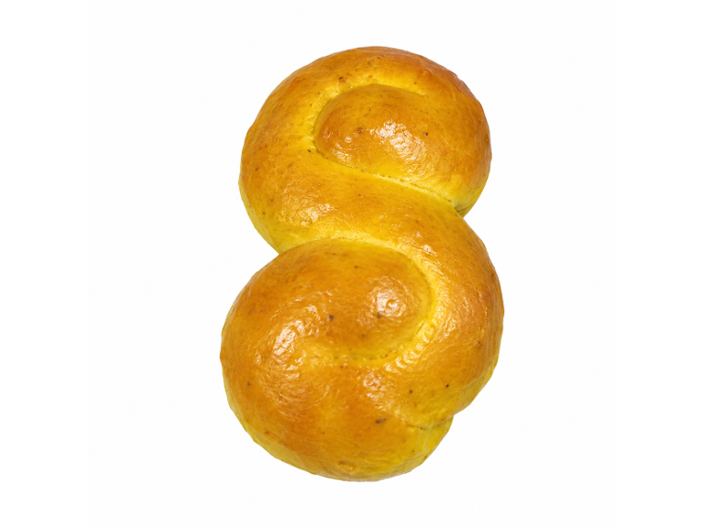 Traditionell svensk saffransbulle (lussekatt) på vit bakgrund.