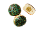 Chokladdoughnuts med pistagefyllning, en skuren för att visa insidan.