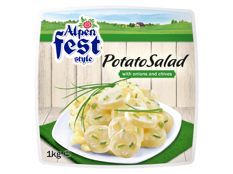 Potatissallad med lök och gräslök, festlig stil, på träbakgrund med landskap.