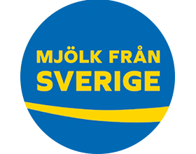 Blå och gul sigill med texten 'MJÖLK FRÅN SVERIGE'.