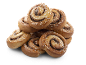 Hög med kanelbullar med pärlsocker på svart bakgrund.