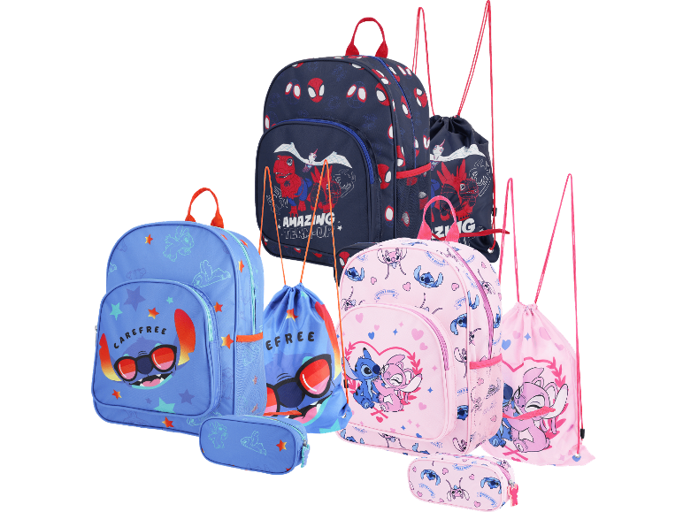 Tre uppsättningar barnryggsäckar och dragskoväskor: blå med 'Carefree' Stitch, rosa med Stitch och Angel, och marinblå med 'Amazing Team-Up' dinosaurie- och spindelmotiv.
