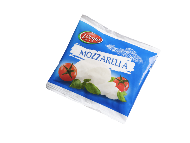 Mozzarella-förpackning med tomater och basilika på blå bakgrund.