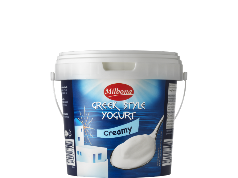 Krämig grekisk yoghurt i en vit behållare med väderkvarn och sked.