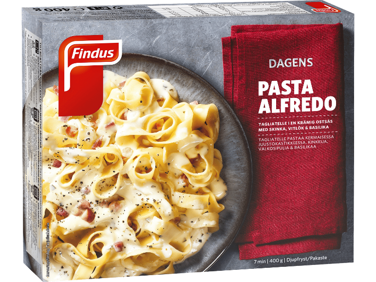Förpackning med fryst pasta Alfredo med pasta på en tallrik