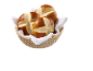 Korg med färska, bruna bullar med ett ljust korsmönster.