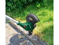 Grästrimmer vid en trottoarkant, som klipper gräset.