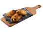 Tre gyllenbruna pain au chocolat på en rutig duk på en träskärbräda.