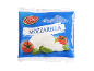 Mozzarella-förpackning med tomater och basilika, med texten 'MOZZARELLA'.