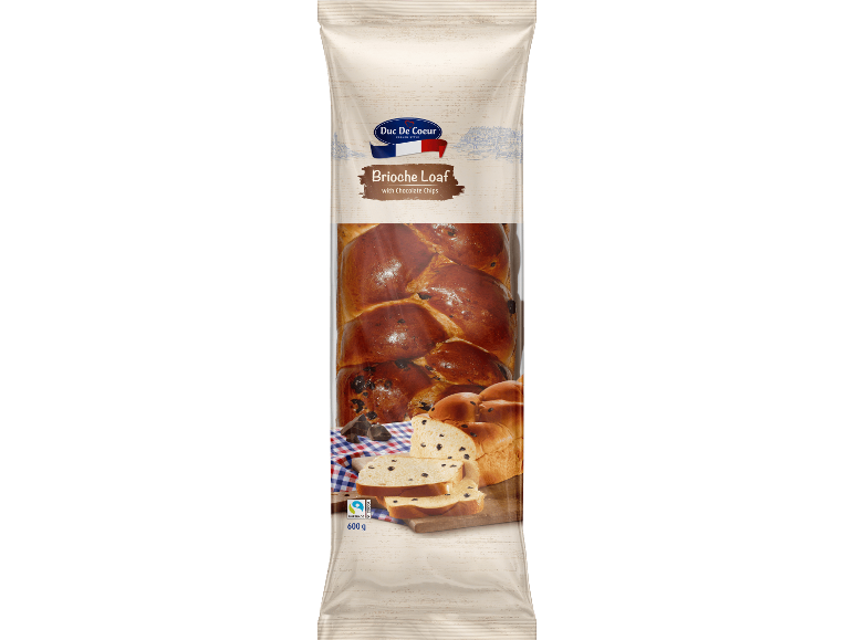 Briochebröd med chokladbitar i förpackning, med skivor i förgrunden.